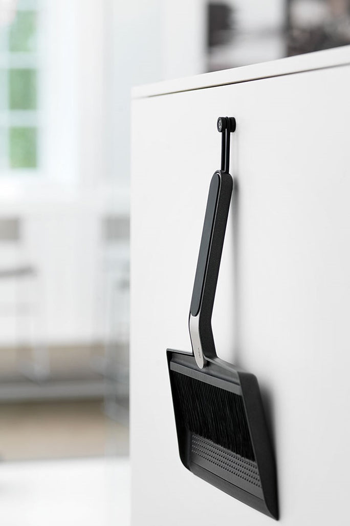 VIPP274 Broom and Dustpan | Vipp | Home of Solinfo