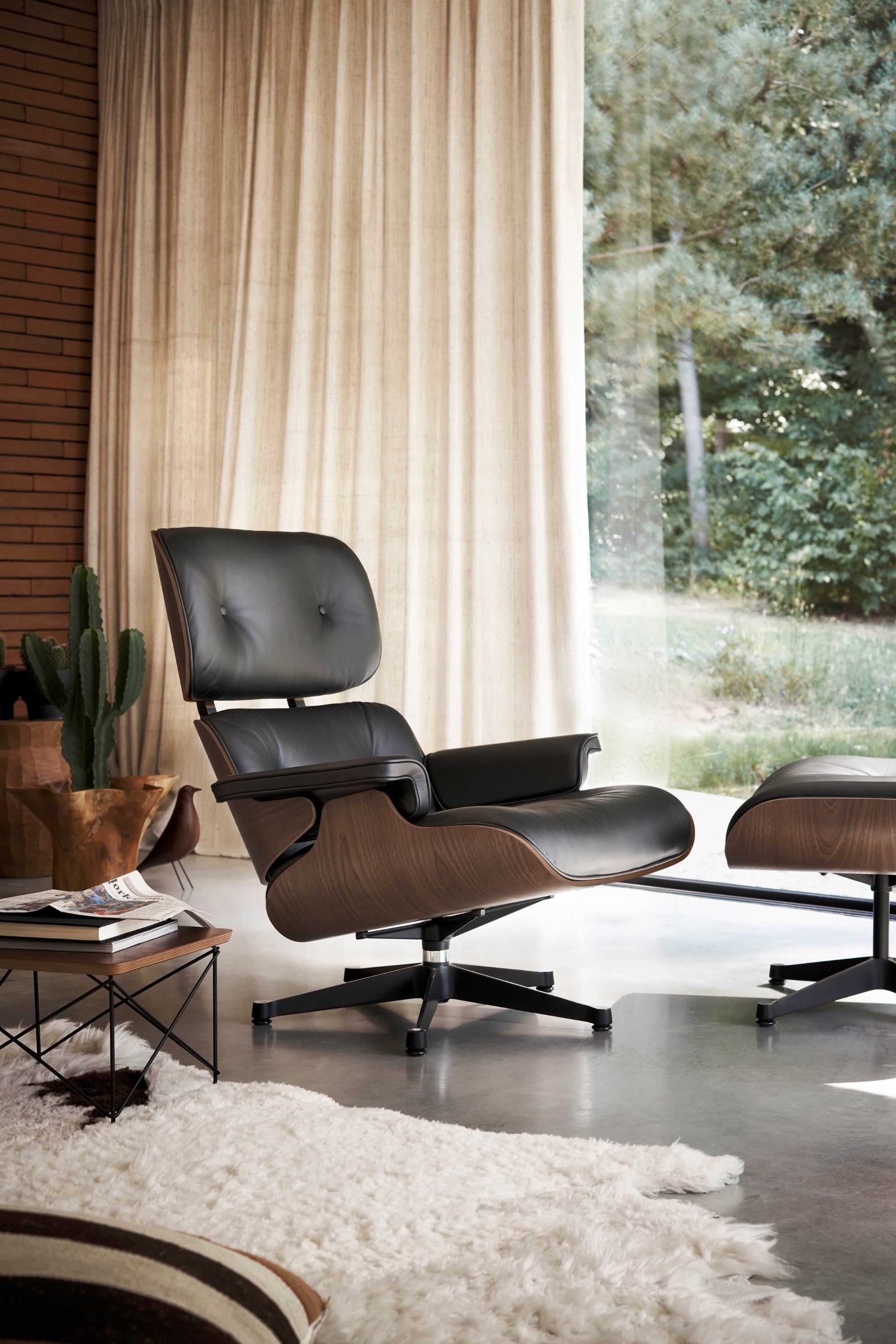 Eames Lounge Chair dark walnut, black leather