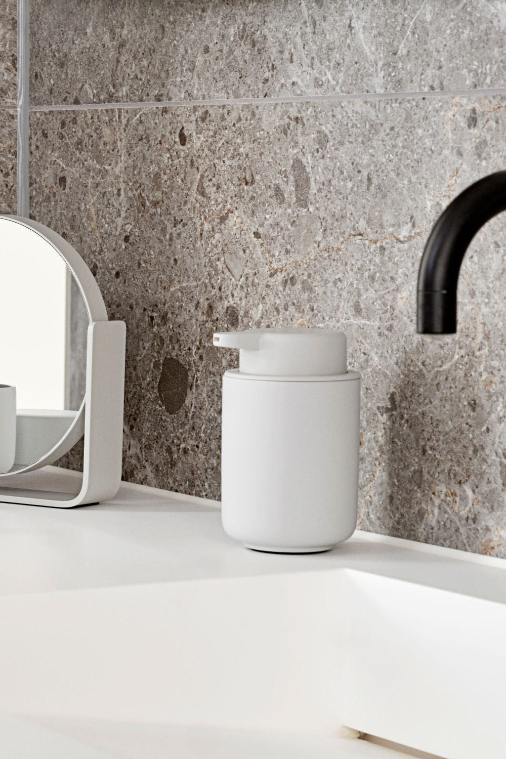Ume soap dispenser white | Zone Denmark | Home of Solinfo